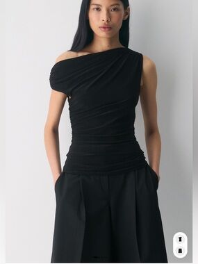 Babaton gallery top in black